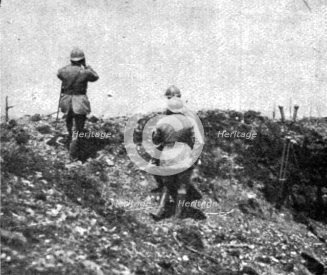 ''Le general Mangin (a gauche) observant Douaumont pendant l'attaque', 1916. Creator: Unknown.