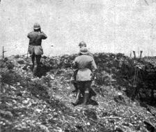 'Le general Mangin (a gauche) observant Douaumont pendant l'attaque 1916. Creator: Unknown