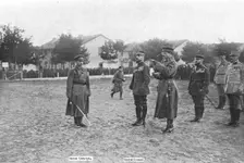 Le general Russe Lokhvitsky decore de la Croix de Guerre sur le front Francais; un officier..., 191 Creator: Unknown