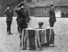 Le glorieux ballon; Le ballon, qui sera legendaire, du 8e East Surrey 1916. Creator: Unknown