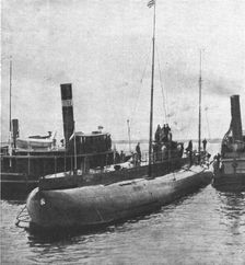 Le "Deutschland"; le submersible allemand "Deutschland" dans la baie de Chesapeake 1916. Creator: Unknown