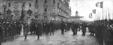 Le deuxieme anniversaire de L'Yser; le defile du 12e de ligne belge, son glorieux..., 1916. Creator: Unknown