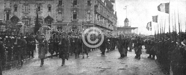 'Le deuxieme anniversaire de L'Yser; le defile du 12e de ligne belge, son glorieux..., 1916. Creator: Unknown.