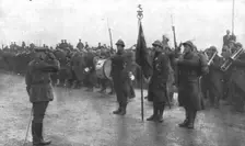Le deuxieme anniversaire de L'Yser; le general Wielemans saluante le drapeau du 12e de...1916. Creator: Unknown