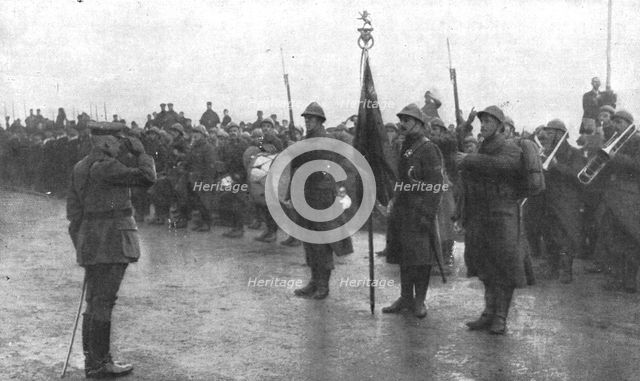 'Le deuxieme anniversaire de L'Yser; le general Wielemans saluante le drapeau du 12e de...1916. Creator: Unknown.