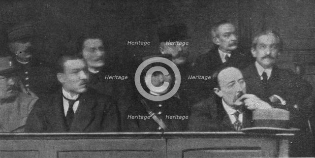 'Le defaitisme et les grands proces; l'affaire du "bonnet rouge"; le banc des accuses...,1917. Creator: Unknown.