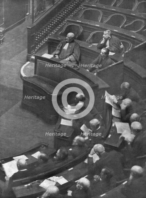 'Le defaitisme et les grands proces; le proces Malvy; le 28 janvier 1918, pendant..., 1918. Creator: Jean Clair-Guyot.