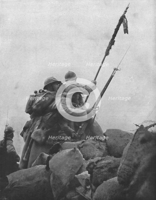 'Le drapeau a l'attaque; Le colonel desgrees du lou dressant, sous la mitraill...1915 (1924). Creator: Unknown.