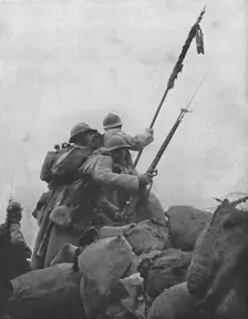 Le drapeau a l'attaque; Le colonel desgrees du lou dressant, sous la mitraill...1915 (1924). Creator: Unknown