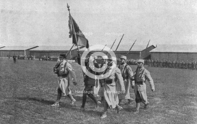 'Le drapeau de l'aviation; le sous-lieutenant Guynemer, porte-drapeau de l'aviation', 1916. Creator: Unknown.