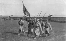 Le drapeau de l'aviation; le sous-lieutenant Guynemer, porte-drapeau de l'aviation 1916. Creator: Unknown