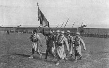 Le drapeau de l'aviation; le sous-lieutenant Guynemer, porte-drapeau de l'aviation 1916. Creator: Unknown
