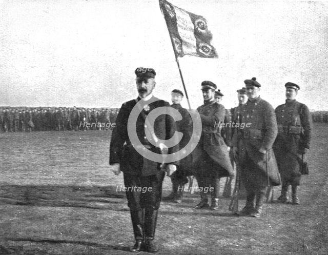 'Le Drapeau des Fusiliers Marins; Derriere le general, des combattants d'Ypres et de Dixmude', 1915. Creator: Unknown.