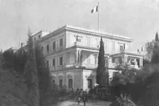 'Le drapeau francais flottant sur l'Achilleion, que garde un petit poste de chasseurs alpins. Creator: Robert Vaucher