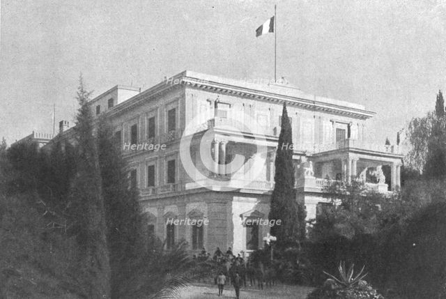 ''Le drapeau francais flottant sur l'Achilleion, que garde un petit poste de chasseurs alpins.'. Creator: Robert Vaucher.