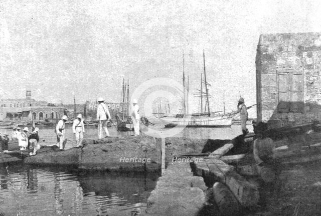 'Le drapeau Francais sur la cote Syrienne; L'amiral francais debarquant devant..., 1915 (1924). Creator: Unknown.