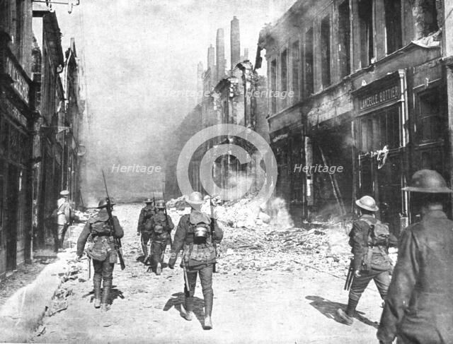''Le entrée dans Cambrai; Une des premieres patrouilles britanniques qui penetrerent... 1918. Creator: Unknown.