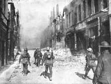 'Le entrée dans Cambrai; Une des premieres patrouilles britanniques qui penetrerent... 1918. Creator: Unknown