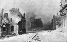 Le entrée dans Cambrai; Une rue du centre de la ville en feu; l'ennemi en retraite avait..., 1918. Creator: Unknown