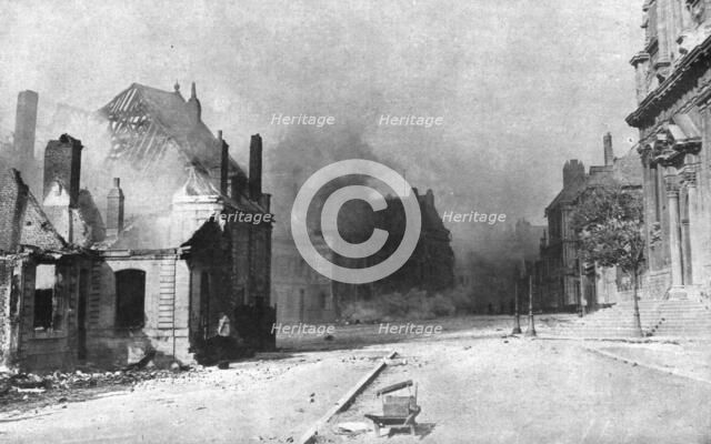 'Le entrée dans Cambrai; Une rue du centre de la ville en feu; l'ennemi en retraite avait..., 1918. Creator: Unknown.