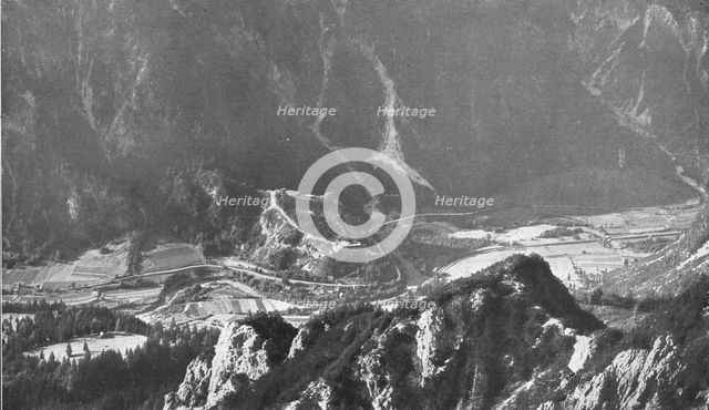 'Le fort autrichien de Malborghetto ou fort Hensel(au centre de la vue), qui commandait..., 1916. Creator: Unknown.