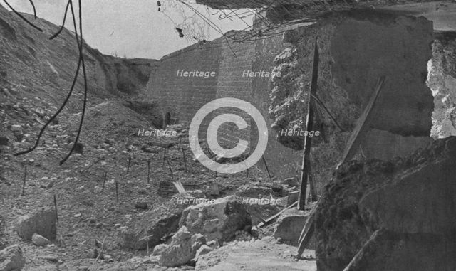'' Le Fort de Vaux; Aspect d'un angle de l'ouvrage avec les enormes blocs de beton disloques', 1916. Creator: Unknown.