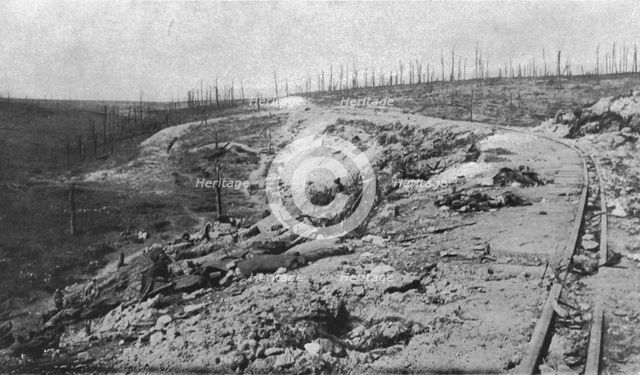 ' Le Fort de Vaux; Le "ravin de la mort" de Douaumont. Entre les forts de Douaumont et..., 1916. Creator: Unknown.