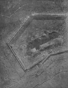 Le fort de Douaumomt apres les bombardements allemands de fevrier dernier 1916. Creator: Unknown