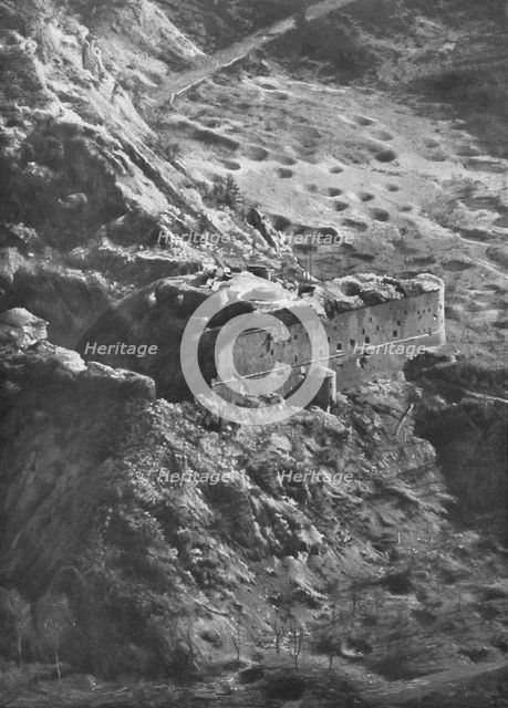 ''Le Fort de Malborghetto apres le bombardement par les canons Italiens de 305.', 1916. Creator: Unknown.