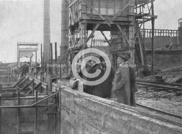 'Le fer Normand; nos ministres des Travaux publics et des Munitions, accompagnes de M..., 1916. Creator: Unknown.