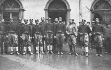 Le front de Macedoine; des troupes serbes, deja reconstituees, auxquelles sont..., 1916. Creator: Unknown