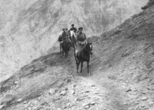 'Le front russe d'asie; Cavaliers en reconnaiccance dans les montagnes du Kop-Dagh 1916. Creator: Unknown