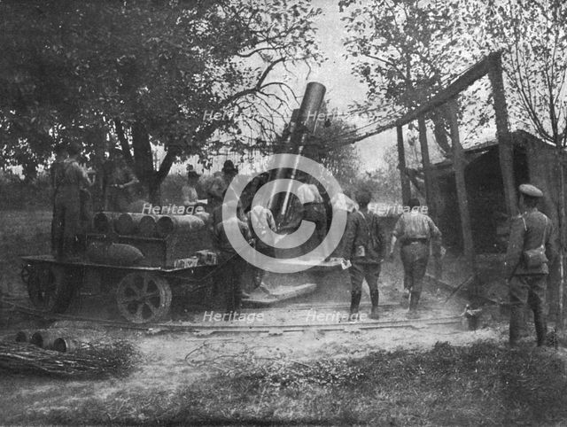 'Le haut commandement de L'Armee Anglaise; Piece d'artillerie lourde en action sur..., 1916. Creator: Unknown.