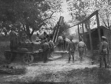 Le haut commandement de L'Armee Anglaise; Piece d'artillerie lourde en action sur..., 1916. Creator: Unknown