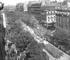 Le jour de gloire; au coeur de Paris: le defile sur les grands boulevards jusqu'a la place..., 1919 Creator: Unknown