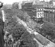 Le jour de gloire; au coeur de Paris: le defile sur les grands boulevards jusqu'a la place..., 1919 Creator: Unknown