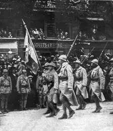 Le jour de gloire; au coeur de Paris: le defile sur les grands boulevards jusqu'a la place..., 1919 Creator: Unknown