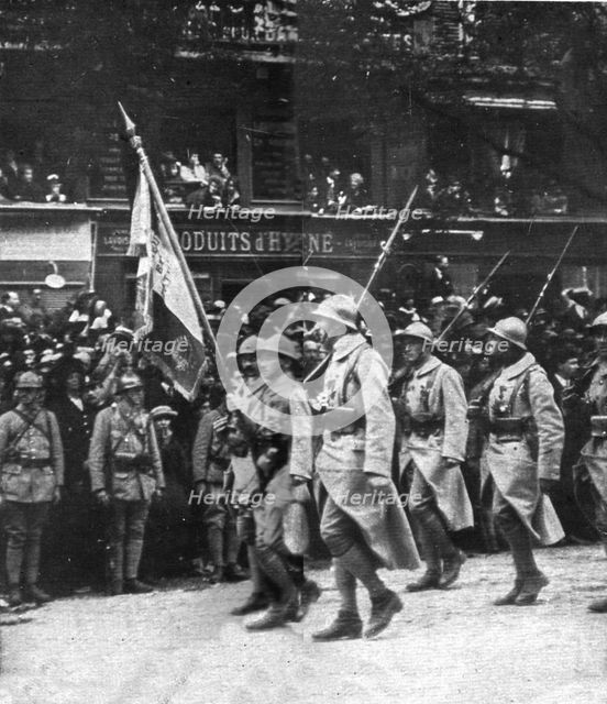 'Le jour de gloire; au coeur de Paris: le defile sur les grands boulevards jusqu'a la place..., 1919 Creator: Unknown.