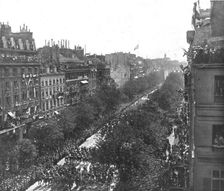 Le jour de gloire; au coeur de Paris: le defile sur les grands boulevards jusqu'a la place..., 1919 Creator: Unknown