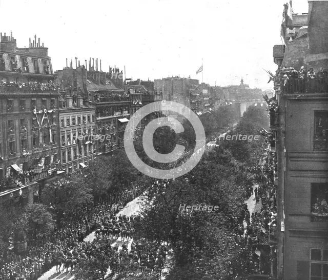 'Le jour de gloire; au coeur de Paris: le defile sur les grands boulevards jusqu'a la place..., 1919 Creator: Unknown.