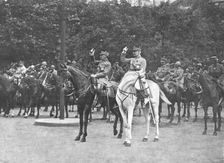 Le jour de gloire; au coeur de Paris: le defile sur les grands boulevards jusqu'a la place..., 1919 Creator: Unknown