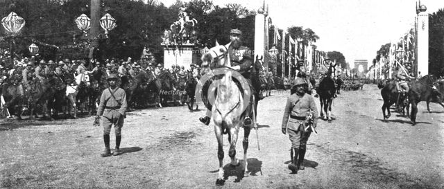 'Le jour de gloire; le general Gouraud arrive sur la place de la Concorde: derriere lui..., 1919. Creator: Unknown.