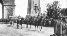 Le jour de gloire; le general Montuori, en tete des troupes italiennes, salue la tribune..., 1919. Creator: Unknown