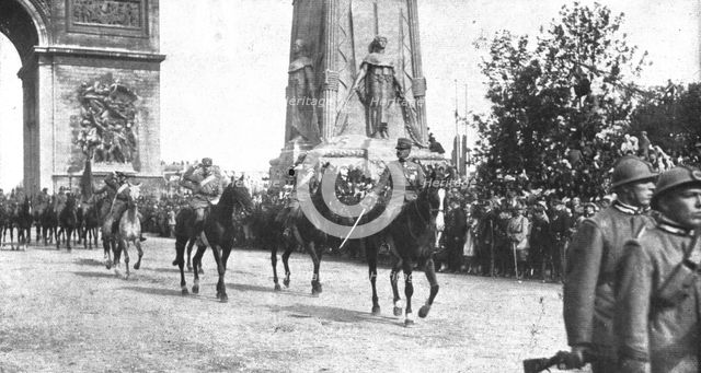 'Le jour de gloire; le general Montuori, en tete des troupes italiennes, salue la tribune..., 1919. Creator: Unknown.