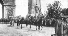 Le jour de gloire; le general Montuori, en tete des troupes italiennes, salue la tribune..., 1919. Creator: Unknown