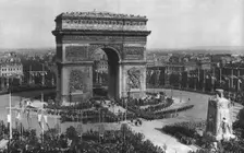 Le jour de gloire; le defile triomphal; le vainqueur de la marne en 1914 et le commandant...,1919. Creator: Unknown