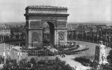 Le jour de gloire; le defile triomphal; le vainqueur de la marne en 1914 et le commandant...,1919. Creator: Unknown