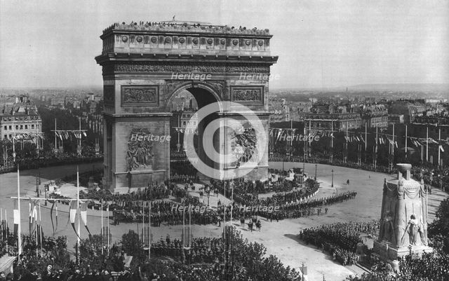 'Le jour de gloire; le defile triomphal; le vainqueur de la marne en 1914 et le commandant...,1919. Creator: Unknown.