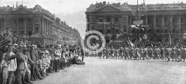 'Le jour de gloire; le defile triomphal place de la Concorde: l'entrée de la rue Royale..., 1919. Creator: Unknown.