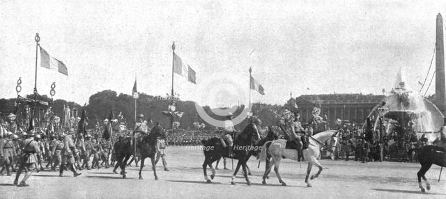 'Le jour de gloire; le defile triomphal place de la Concorde: le 5e corps d'armee (Orleans)..., 1919 Creator: Unknown.
